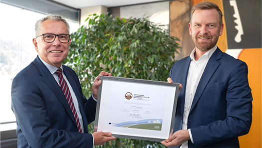 Landrat und Dezernent halten das Zertifikat in den Händen