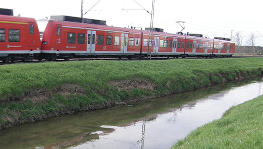 Bild des Leimbachs - daneben ist die vorbeifahrende S-Bahn