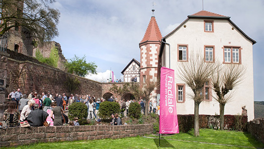 Besucher vor dem Kulturzentrum Kommandantenhaus Dilsberg