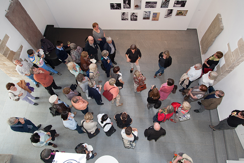 Ausstellungsbesucher in einer Galerie