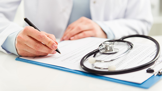 Amtsarzt schreibt einen Bericht