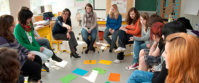 Schüler sitzen im Kreis