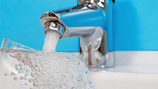 Wasser sprudelt aus Wasserhahn