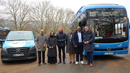 Gruppenfoto mit den VRN-Bussen