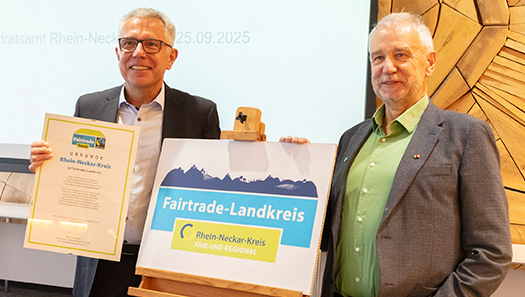 Landrat und Faitrade-Vorstandsvorsitzender mit dem Zertifikat