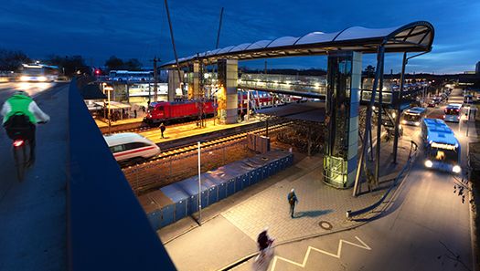 Bahnhof mit Bussen und Bahnen