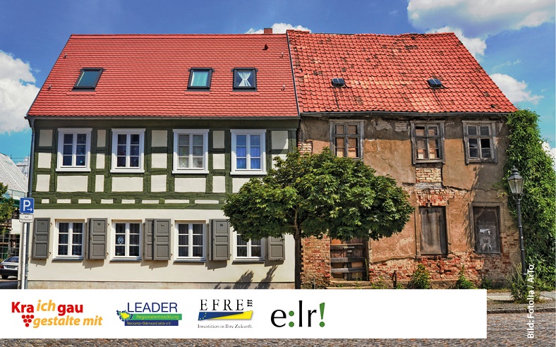 2 Häuser und ein Baum im Vordergrund. 