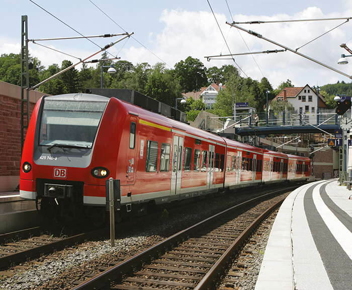 S-Bahn steht am Bahnhof