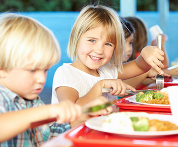 Kinder beim Essen in einer Tageseinrichtung