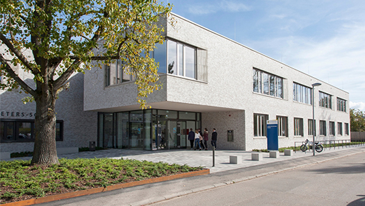 Frontansicht des Schulgebäudes