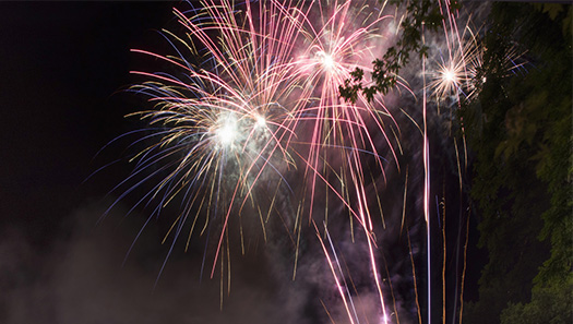 Feuerwerksraketen am Himmel