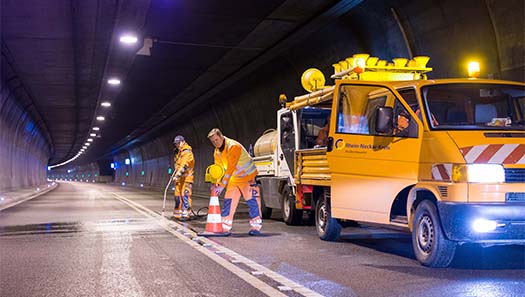 Einsatzfahrzeug im Tunnel