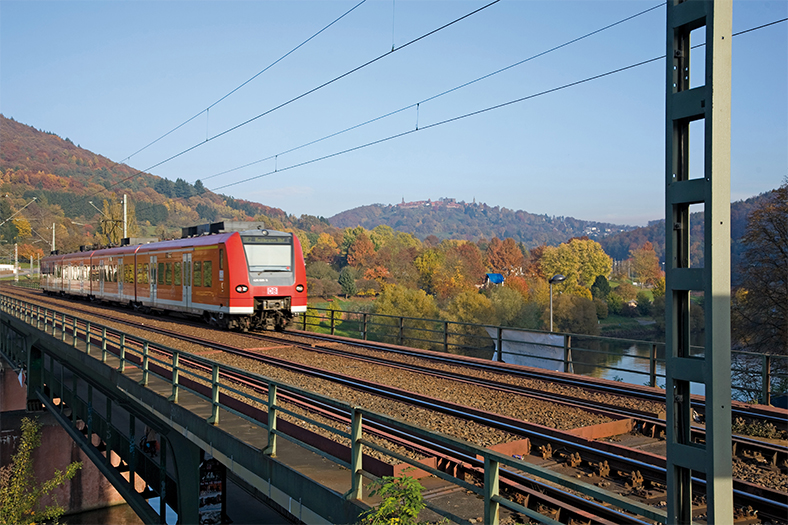 S-Bahn fährt über Neckarbrücke