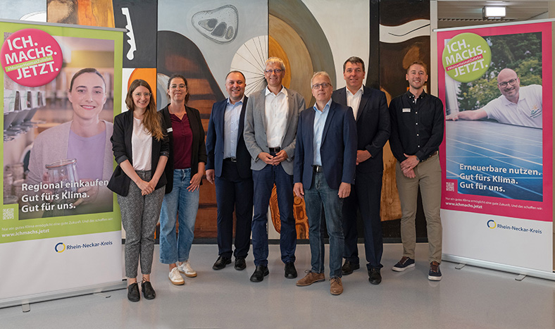 Gruppenbild vor den Rollups zur Kampagne mit der Aufschrift "Ich machs jetzt"