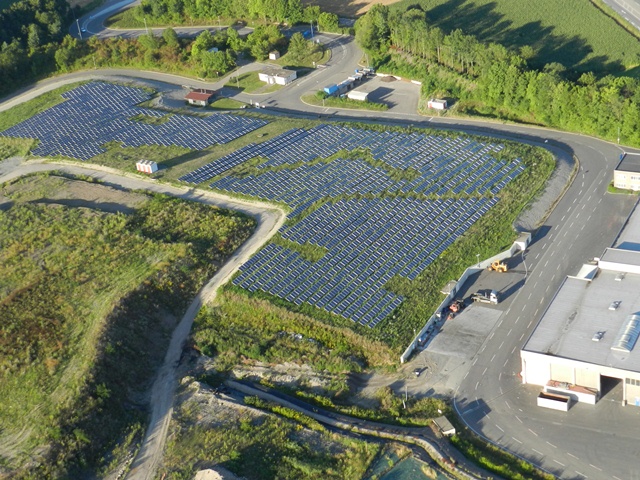 Luftbild einer Photovoltaik-Anlage