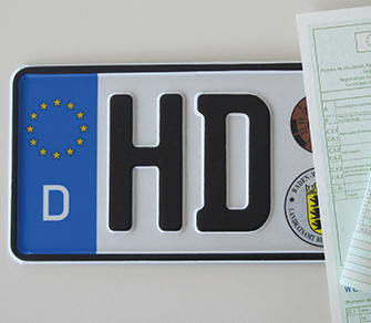 HD-Kennzeichenschild und Fahrzeugapiere