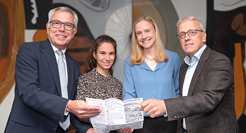 Gruppenbild bei der Vorstellung des Posters