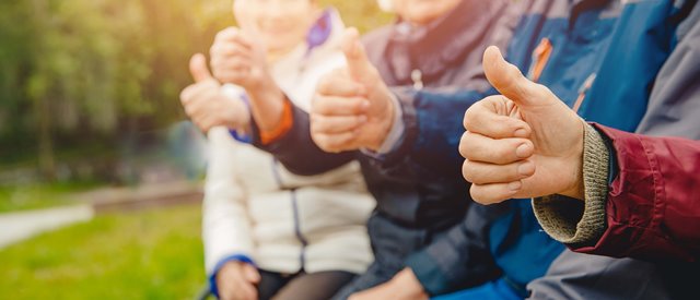 Menschen halten den Daumen hoch (AdobeStock)