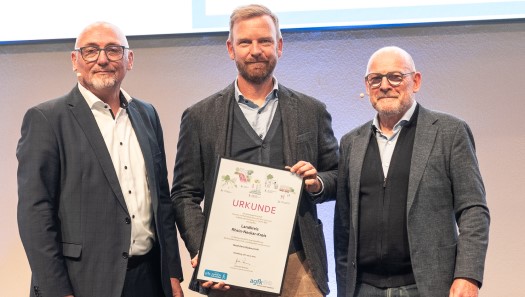 Der im Landratsamt Rhein-Neckar-Kreis für Mobilität zuständige Dezernent Dr. Christopher Leo (Mitte) erhielt von Verkehrsminister Winfried Hermann (rechts) und dem AGFK-Vorstandsvorsitzender Günter Riemer (links) die Urkunde überreicht.