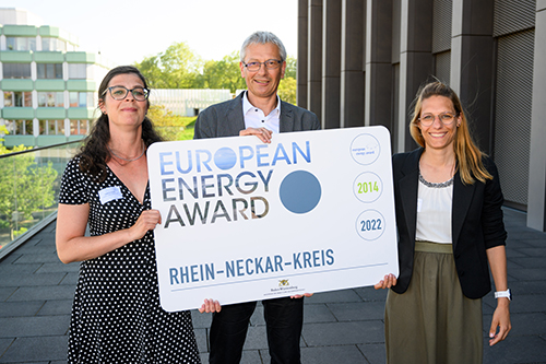 3 Personen halten das Schild "European Energy Award" in den Händen 