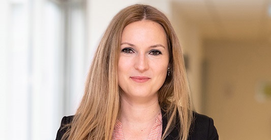 Frau Weirich mit langen blonden Haaren ist zu sehen.