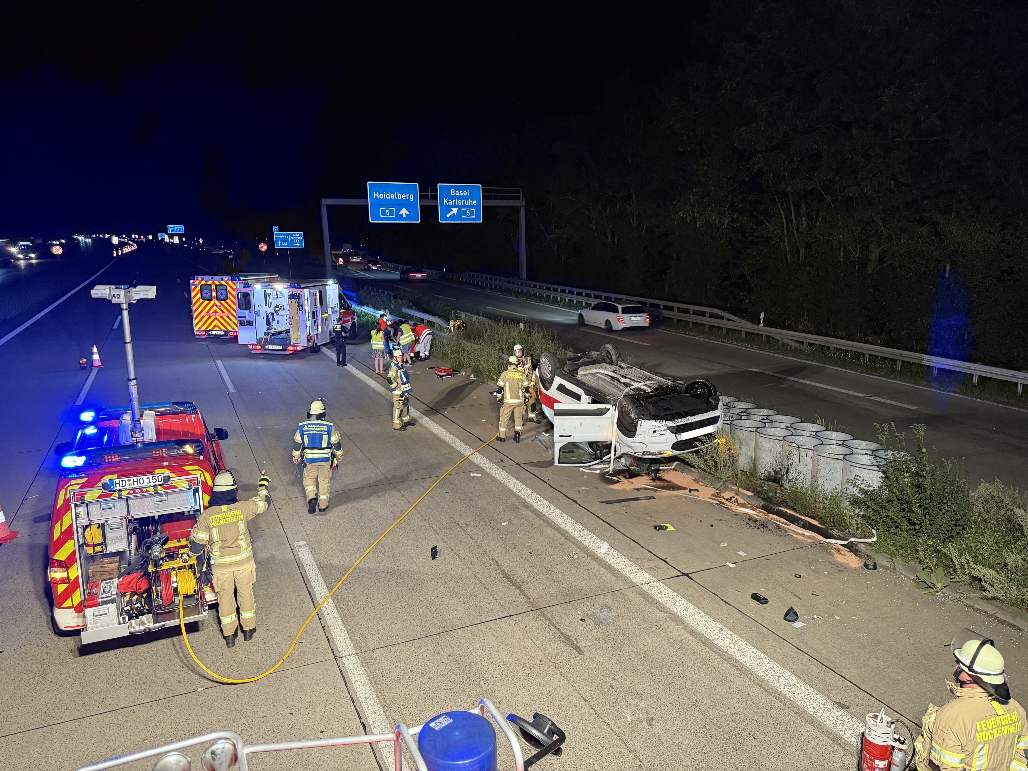Bild eines Autounfalls auf der Autobahn mit Feuerwehreinsatzkräften
