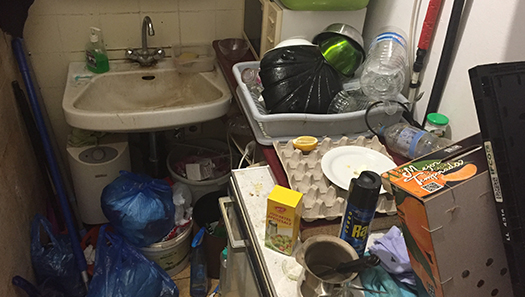 Unordnung und Unrat in einer verschmutzten Küche