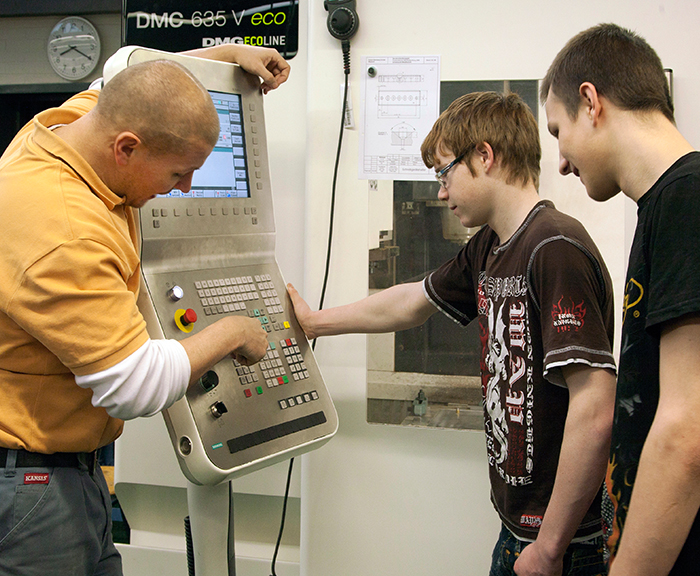 Schüler mit Lehrer im Technik-Unterricht