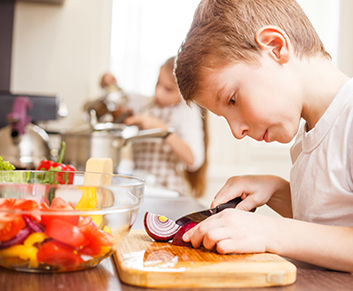 Schüler beim Schneiden einer Zwiebel