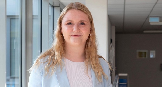 Frau Rögelein mit langen blondenHaaren und einem Lächeln ist zu sehen.