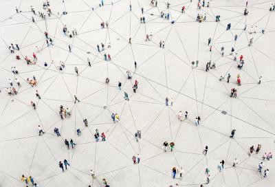 Menschen stehen untereinander vernetzt zusammen