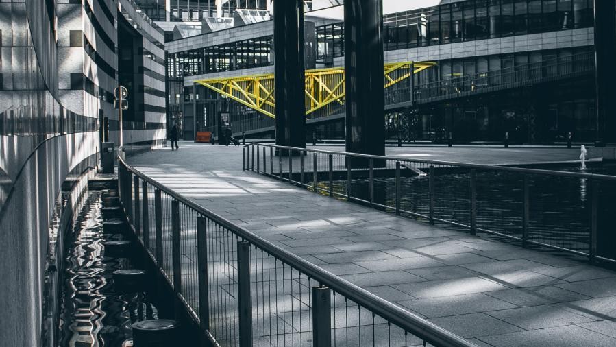 Bild: Marcel Strauß / Unsplash Außenaufnahme vom Gelände der LBBW