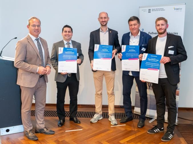 Das Foto zeigt Patrick Fierhauser (Leiter Stabsstelle Nachhaltige Mobilität Rhein-Neckar-Kreis), Bernd Hegmann (in Vertretung von Schriesheims Bürgermeister Christoph Oeldorf), Eppelheims Bürgermeister Matthias Kutsch sowie Reichartshausens Bürgermeister Ümit Kusanc, die von Staatssekretär Raimund Haser MdL die Teilnahmeurkunden für den Fußverkehrs-Check überreicht bekommen.