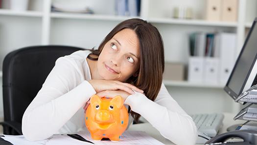 Frau mit Sparschwein