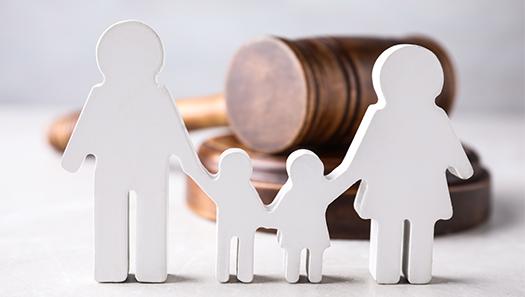 Holzfiguren von Eltern mit Kindern