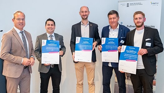 Das Foto zeigt Patrick Fierhauser (Leiter Stabsstelle Nachhaltige Mobilität Rhein-Neckar-Kreis), Bernd Hegmann (in Vertretung von Schriesheims Bürgermeister Christoph Oeldorf), Eppelheims Bürgermeister Matthias Kutsch sowie Reichartshausens Bürgermeister Ümit Kusanc, die von Staatssekretär Raimund Haser MdL die Teilnahmeurkunden für den Fußverkehrs-Check überreicht bekommen.