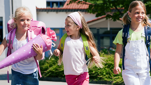 Drei Kinder auf dem Weg zur Schule