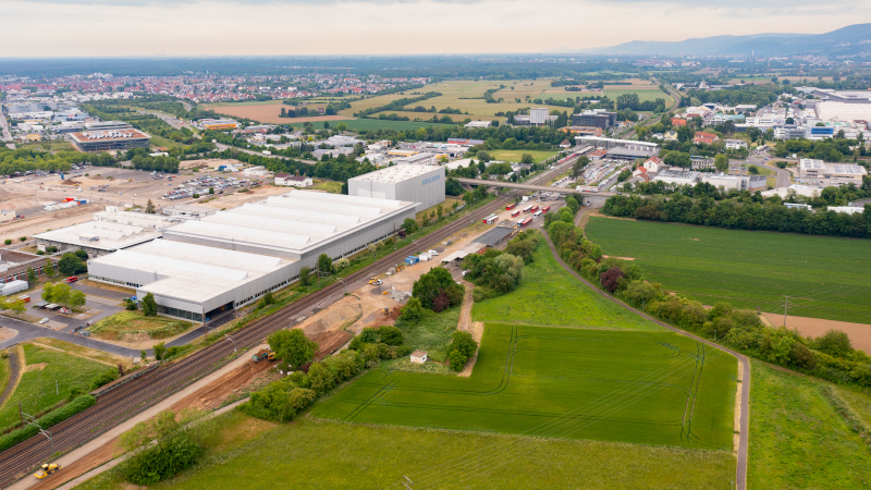 Luftaufnahme einer Landschaft mit Industriegebiet