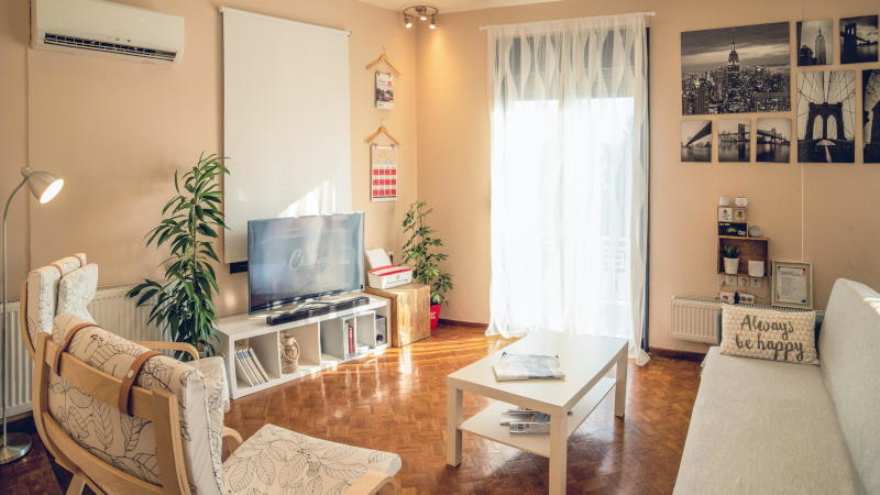 Ansicht einer einfach eingerichteten Wohnung mit hochwertigem Parkettboden