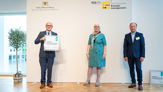 Eigenbetriebsleiter präsentiert das Zertifikat im Beisein von 2 Vertretern des Städte