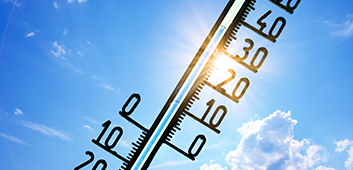 (Foto: Thaut Images / stock.adobe.com) Thermometer vor blauem Himmel