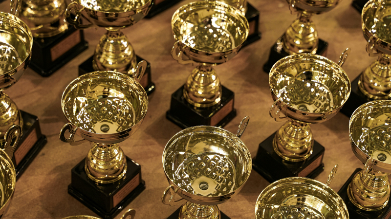 mehrere Reihen goldener Pokale