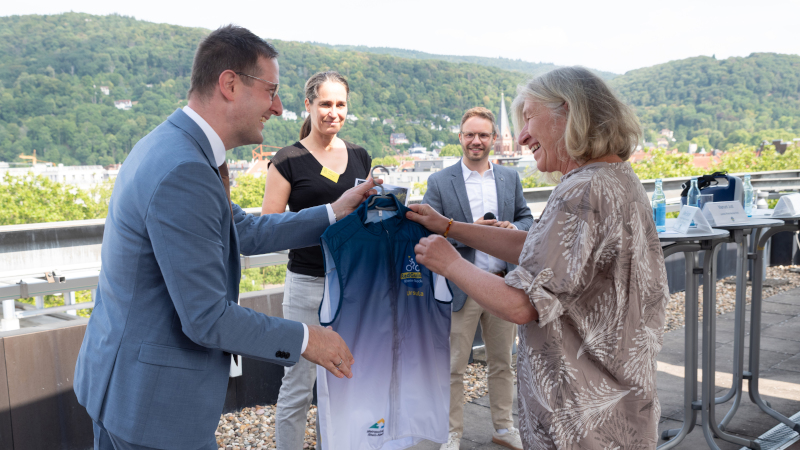 Landrat übergibt Shirts