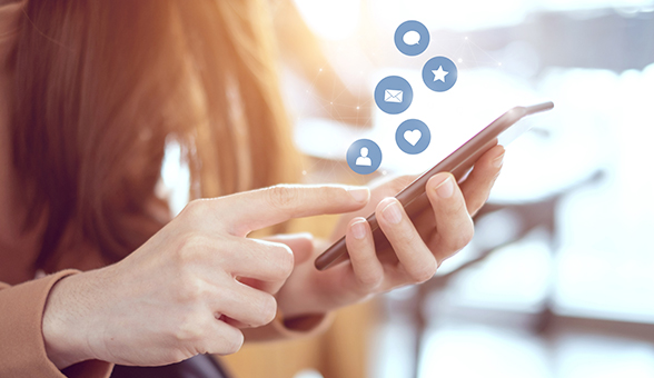 Frau mit Smartphone und Social Media Icons