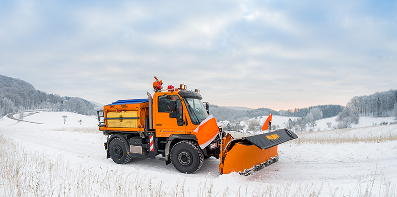 Winterdienst-Fahrzeug im Einsatz