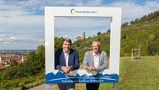 Bürgermeister und Landrat-Stellvertreter stehen im Fotorahmen, im Hintergrund ist die Strahlenburg zu sehen