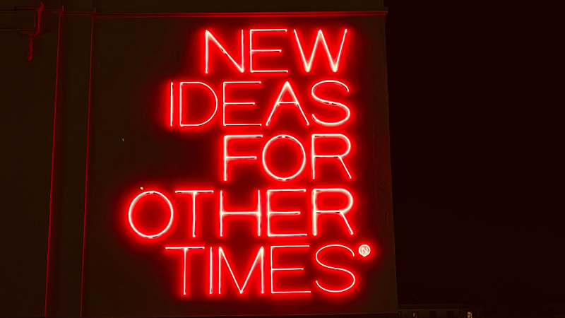 Rote Neonschrift: "New Ideas for other times"