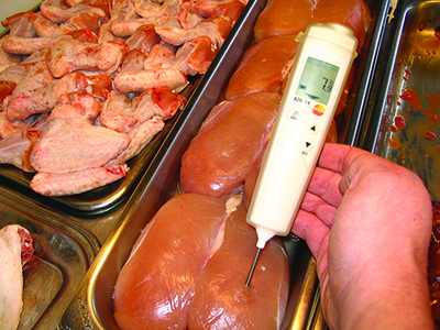 Kontrolle der Temperatur einer Fleischtheke