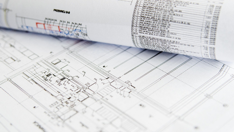 Architektenpläne, Grundriss und andere Daten auf weißen Papierbögen.